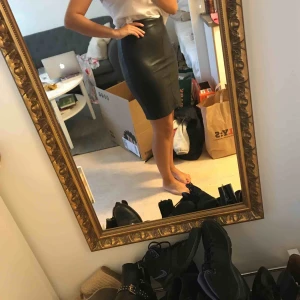  - Snygg fejkskinn kjol, stretchig! Pris kan diskuteras! Kan mötas upp i centrala gbg eller så står köparen för frakten:) kram