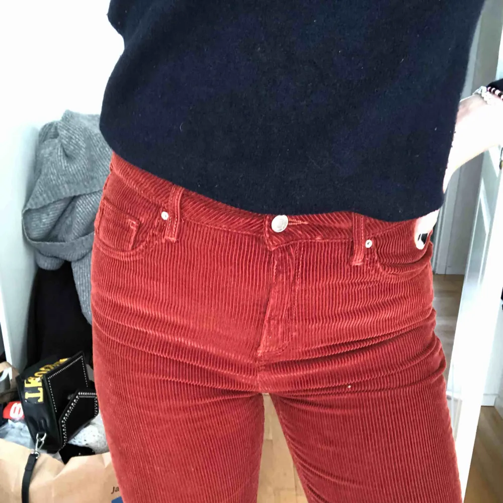 trendiga manchesterbyxor i en fett cool röd färg PERFEKT till hösten!!! det säger storlek 40 men jag har 38 vanligtvis! super sköna, verkligen ett kap!. Jeans & Byxor.