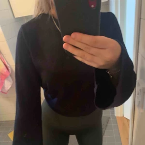  - Blå tröja med utsvängda ärmar!! Frakt tillkommer