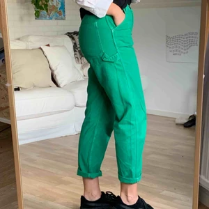  - Gröna byxor med vita kontrastsömmar från Urban Outfitters. Frakt inkluderad 