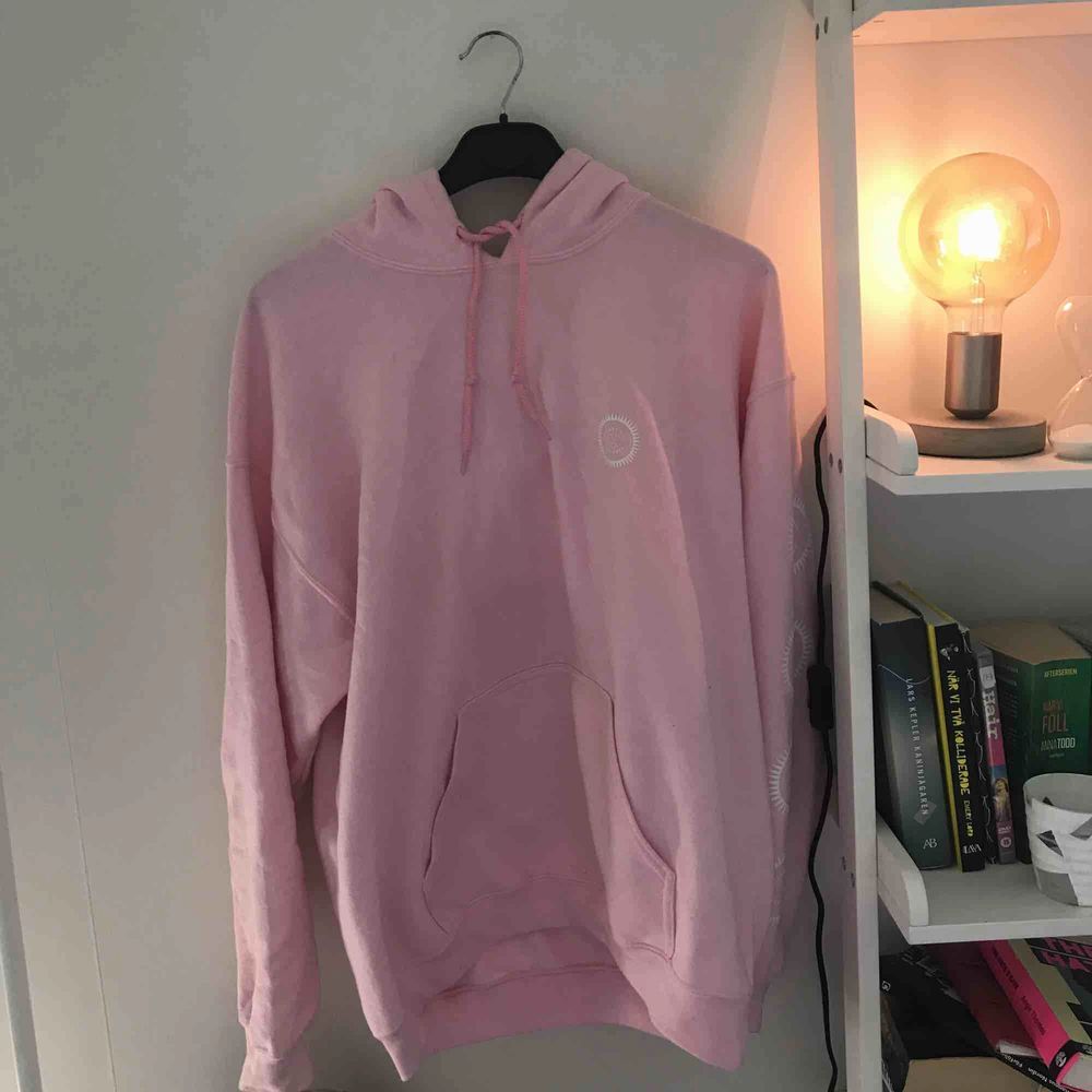 Rosa hoodie med vitt tryck från UO 🏩🏩 originalpris 65 eller 75 €      mycket fint skick, inte använd mycket skulle säga att den ganska oversized . Huvtröjor & Träningströjor.