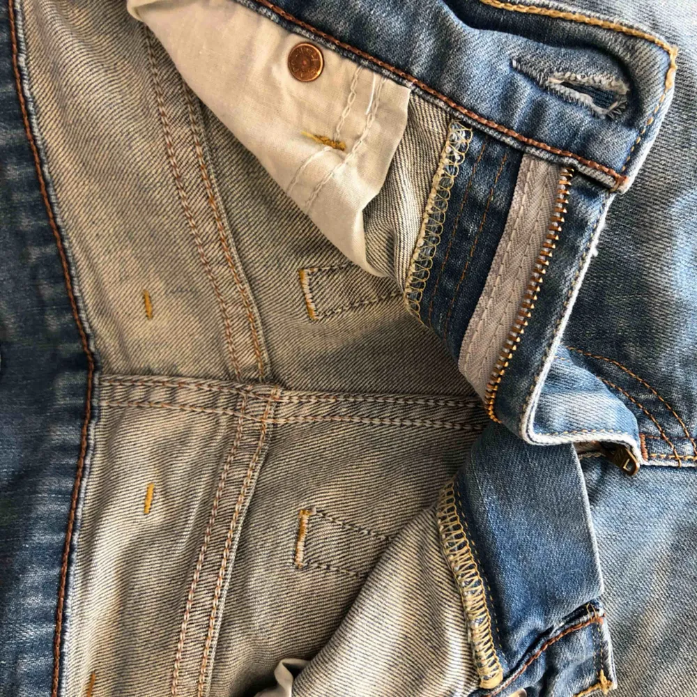 Ljus blå flare jeans med låg 90-tals midja. . Jeans & Byxor.
