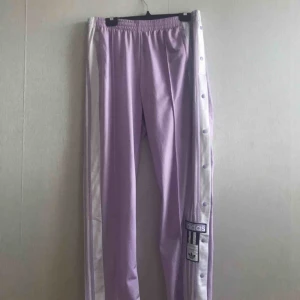  - Sjukt snygga adidas byxor! Använda ett par gånger. Köpt på Zalando