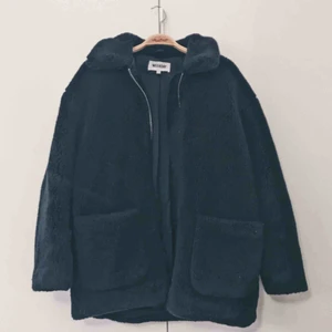  - Mysig teddyjacka från Weekday, obetydligt använd. Mörkblå, storlek S!