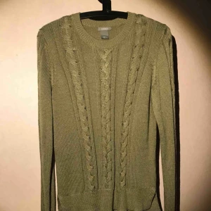  - Silkig stickad militärgrön tröja. Mjuk, behaglig akryl. Snygg rak passform som faller snyggt. Fint skick. Obefintligt använd.