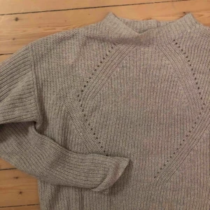  - Supermysig grå stickad tröja!! Inte riktigt på märket men är i superbra skick!!!❤️❤️ frakt tillkommer!!