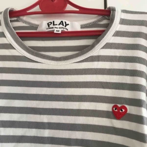  - Comme des garcons (CDG) long sleeve. Inköpt på Selfridges i London våren 2017. OBS! CDG är extremt små i storleken pga japanska storlekar så sitter mer som en XS! 600 kr.
