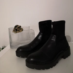  - Cool sockboot med dragkedja på insidan. I fint skick.  Från Zara. Köparen står för frakten. (finns i Göteborg) 