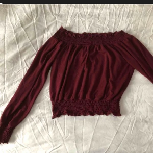  - Blus/ tröja av kortare modell