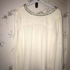  - Vit tröja med fin detalj upptill.