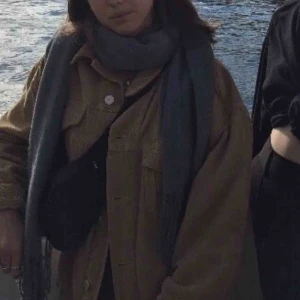  - En supersnygg beige manschester/corduroyjacka från Urban Outfitters. Den är i bra skick och säljs endast pga att den inte längre kommer till användning :) Precis lagom stor i storleken så att den sitter lite oversize. Superfin nu till höst!