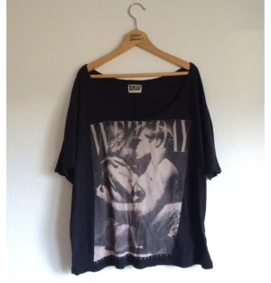 Tröja med tryck från weekday. - Tröja med tryck från weekday.