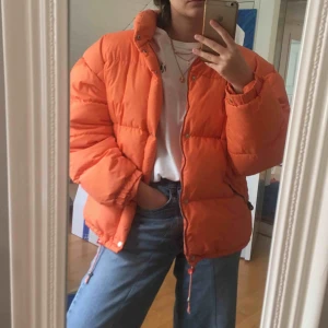  - Skit snygg jacka från märket Buddy. Köpt second hand, helt nytvättad. Unisex. Super varm och väldigt trendig. Går att dra åt där nere. 🌻 Säljer då jag precis köpt en ny liknande🌻 