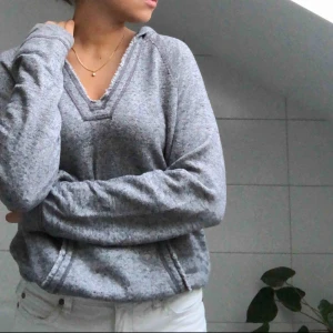  - En grå mysig hoodie från American Eagle Outfitters, som inte finns att köpa i Sverige! Lite oversize fit och går att knyta i midjan!
