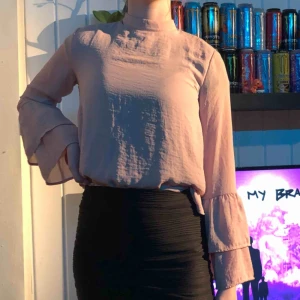  - Snygg blus i en nude färg, cool knytning i nacken🙈 