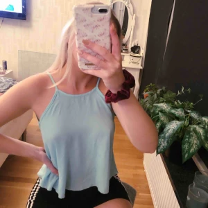  - jättefin topp ifrån Bikbok 💙 säljer även en exakt likadan fast i vit, frakten ingår i priset 