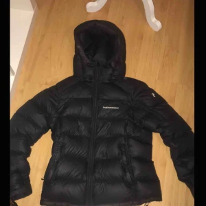  - Säljer nu en peak jacka! Super varm, perfekt i vinter👍🏼 Bra skick, finns lite lätta skador. Strl Xs men skulle säga att den passar s, eventuellt M. ( Byten funkar )