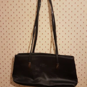  - S.Valentino Handväska svart .Som ny.