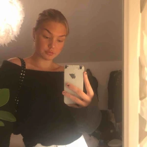  - Säljer en off shoulder tröja från bik bok som är stickad och är i ett bra skick. Den är vid i armana. Köparen står för frakten! 