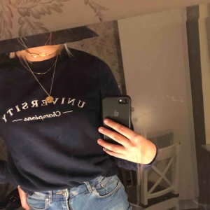  - Marinblå sweatshirt från Gina. Använd ett antal gånger men i fint skick 