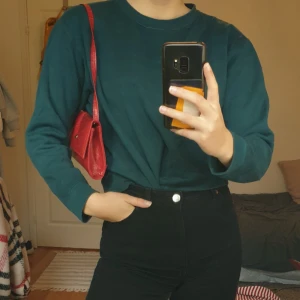  - Mörkgrön tjocktröja från monki. Lite croppad. Bra skick!