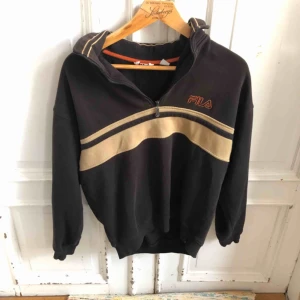  - Vintage Fila. Dragkedjan trasig, därav lågt pris. 