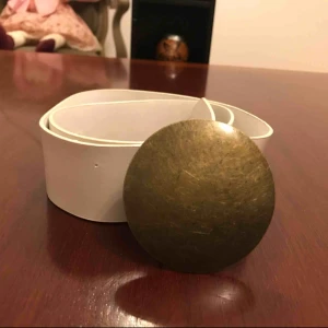  - Fur leather belt, vit med och brett. Bronce detaljer. 