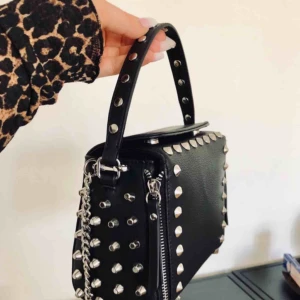  - väska med nitar från zara. knappt använd. pris kan diskuteras!