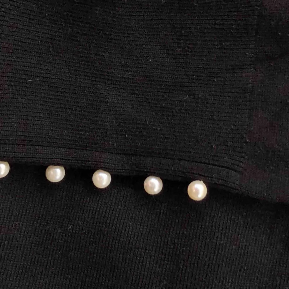 Snygg tröja med pärlor. Supermjukt material. Frakt tillkommer🌸🌸Betalning sker ENDAST med SWISH! TRYCK INTE KÖP NU!. Tröjor & Koftor.