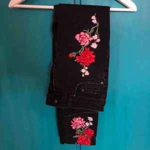  - Snygga blommiga jeans, uppsydda ca 2cm som lätt kan sprättas bort om så önskas 💫  Köpare betalar frakt ❤️