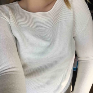  - Vit stickad mysig tröja. Prutbar, frakt tillkommer på 50 kr🌸