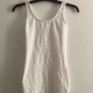  - Supersöt vit klänning med mönster, fick inte med hela klänningens längd på bilden men den går till mitten på låren på mig (169cm lång). Säljer för att jag aldrig använder den 🌟 kan mötas upp i kalmar, frakt ingår inte i priset 💘