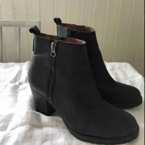  - Snygga stövletter med klack i storlek 38. Frakt tillkommer 