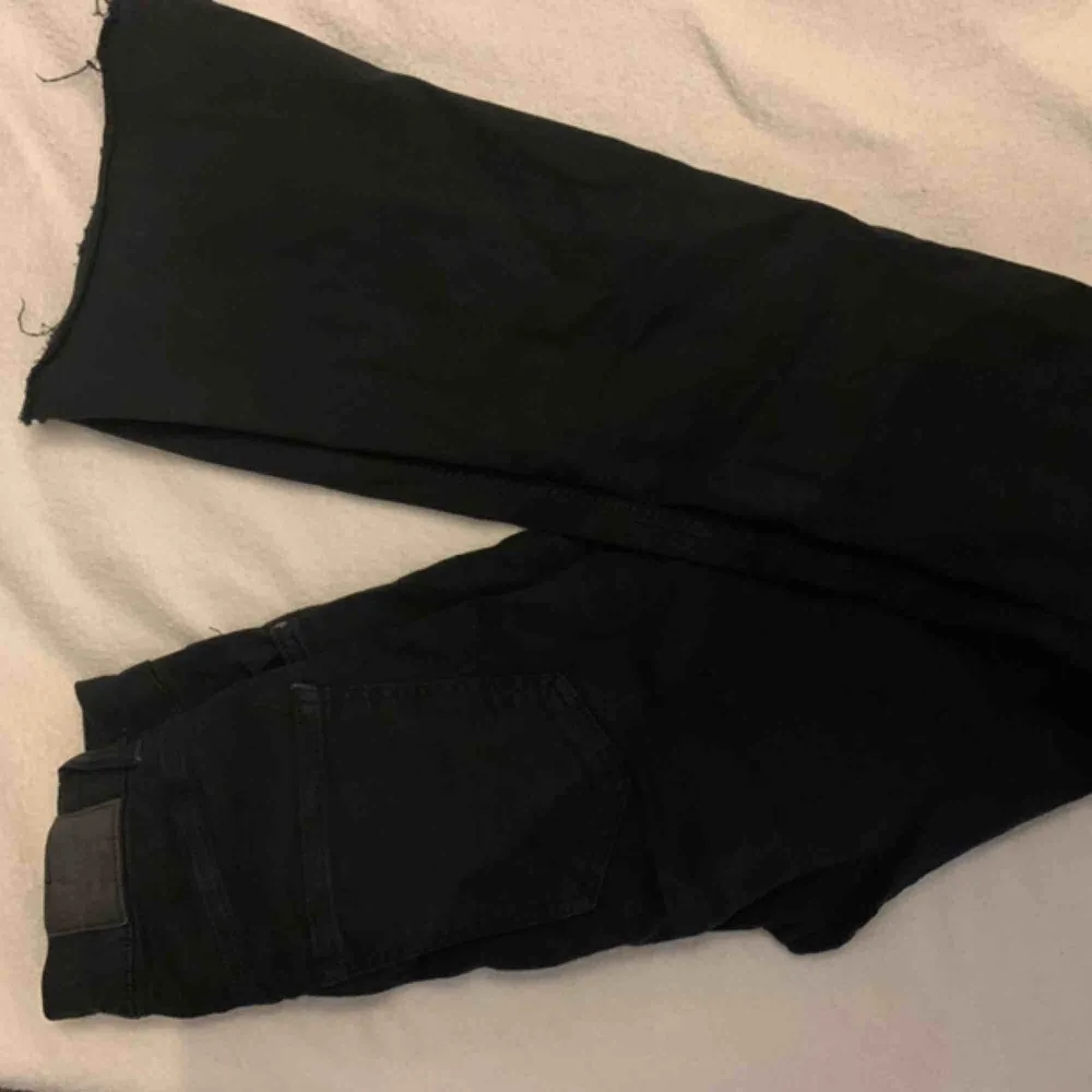 Svarta utsvängda jeans från Gina Tricot, frakt tillkommer . Jeans & Byxor.