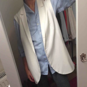  - Kavajblazer med en knapp.   OBS! Säljer endas till den som kan mötas upp i Helsingborg, postar inte! 