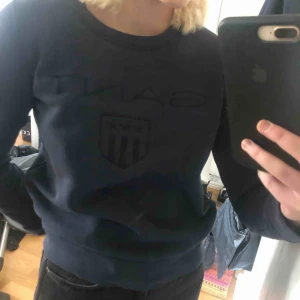  - Mörkblå ganttröja, passar mig som är S. Köpt för 999kr. Använd ca 5 ggr. Möts upp i stockholm❤️