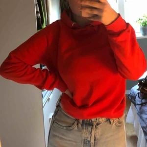  - Skitsnygg röd hoodie från Gina tricot! Knappt använd, nästan nyskick.  FRAKTEN INGÅR I PRISET💕