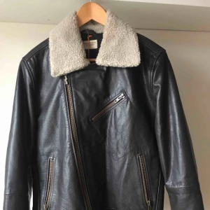  - Nudie Jeans Greger Aviator. Helt ny skinnjacka i buffelläder, storlek M. Prislapp intakt. 