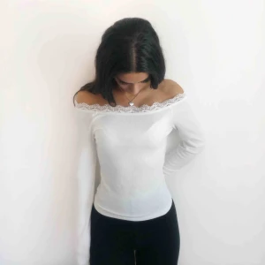  - Off-shoulder tröja i fint skick, med spets längst uppe. Säljs pga inte använder längre💕💕