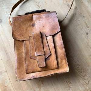 Vintage läderväska i behov av lite kärlek. Köpt på loppis i Frankrike. 32 cm hög 25 cm bred. Hämtas i Stockholm city eller skickas mot fraktkostnad.