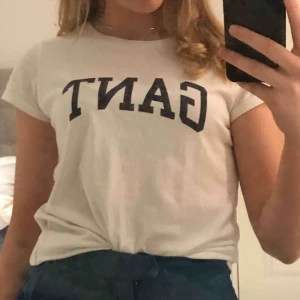  - Vit GANT t-shirt. Säljer pga att jag aldrig använder längre. Nypris: 400 kr Köparen står för frakt.
