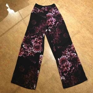  - Uppsydda till en XS Väl använda, men i fint skick. Köparen står för frakten, kan även mötas upp i Malmö.