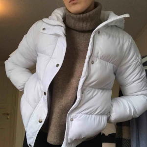  - Säljer SNYGGASTE vinterjackan ifrån Urban Classics! Köpt för 800 & använd endast ett fåtal gånger, säljer pga att jag har alldeles för många jackor. Hör av er om ni har några frågor/vill ha fler bilder💞