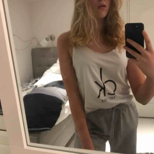  - Oversized linne från Calvin Klein, tunt och mjukt material, lång i fram så att man kan knyta eller stoppa in. Använd fåtal gånger Säljer pga att jag har bytt stil  Köparen står för frakt (15kr)