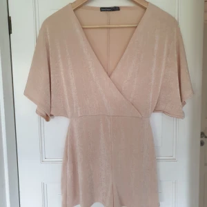  - Jättefin jumpsuit som tyvärr var för liten för mig vid köp. Köparen står för ev frakt!