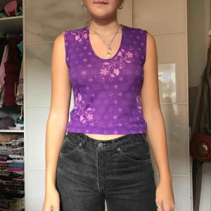  - En vintage H&M topp i storlek L men skulle säga att den passa S och M bättre. Nyskick