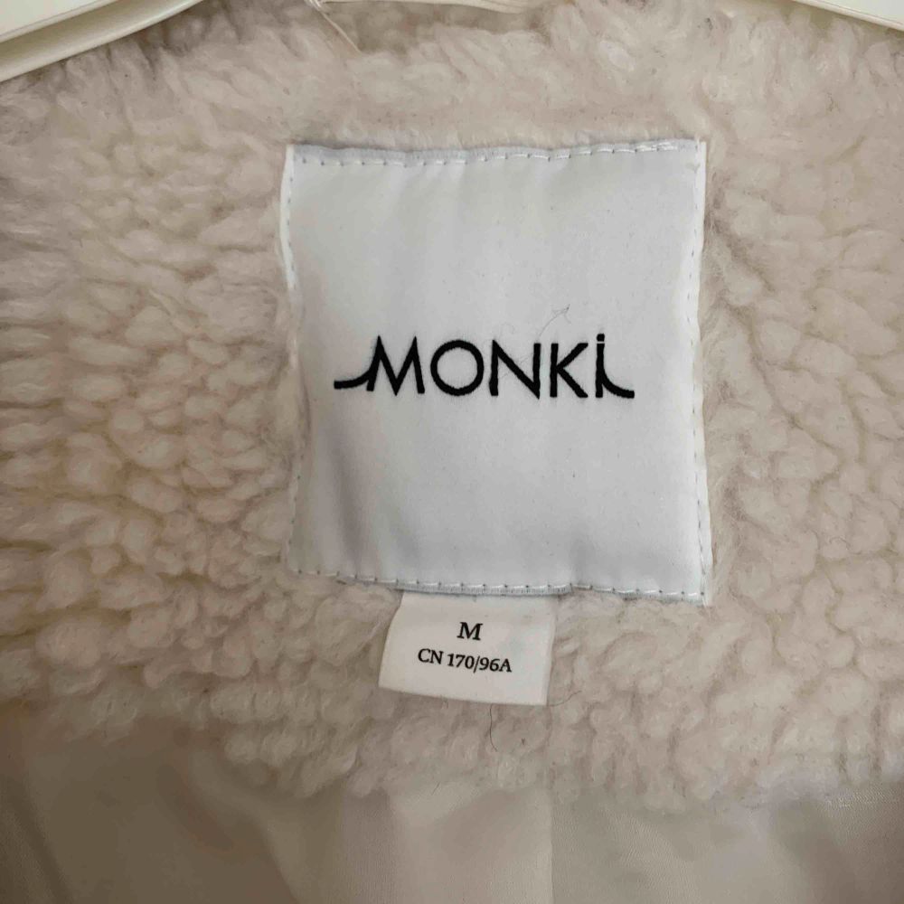 En fin Teddy fleece jacka från Monki, oversized och super mysig nu under hösten!:) nypris i butik 700kr, knappt använd! frakt tillkommer på 100kr. Jackor.