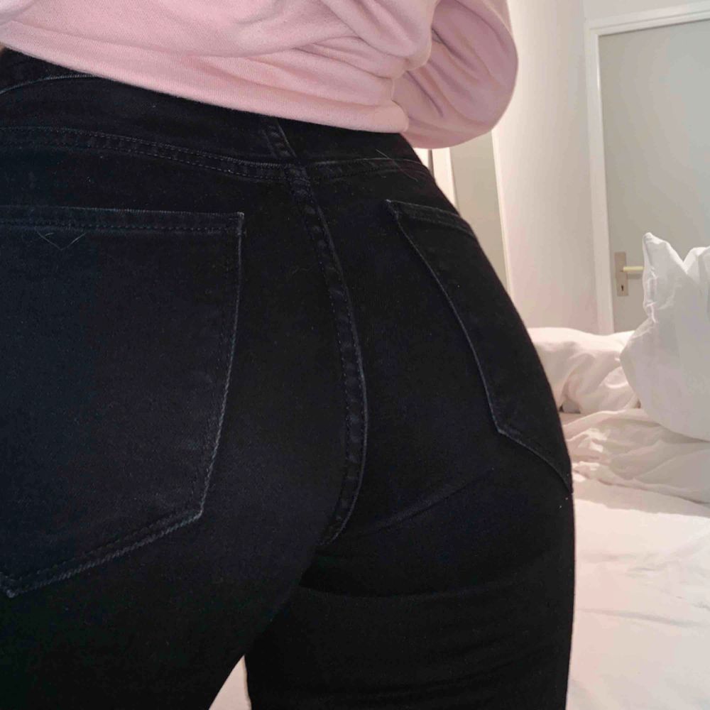 Ett par svarta jeans från Ginatricot med hål på knäna. Endast använda när bilderna tagits. I mycket bra skick!💞. Jeans & Byxor.