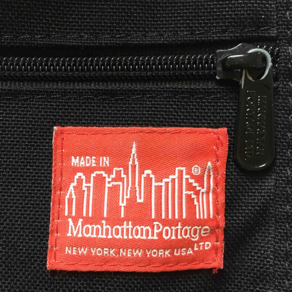 Väska  från Manhattan Portage NEW YORK. Bra skick med 3 fack, justerbar rem. Kan skicka fler bilder på förfrågan - köparen betalar frakt. . Väskor.