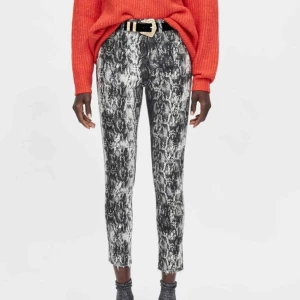  - Mönstrade jeans i orm från ZARA i storlek 34.   Fint skick!   Finns i centrala Göteborg, annars står köparen för frakt.